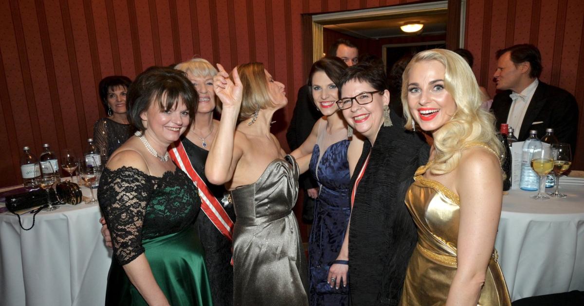 Spieglein, Spieglein an der Wand, wer trug das schönste Kleid im