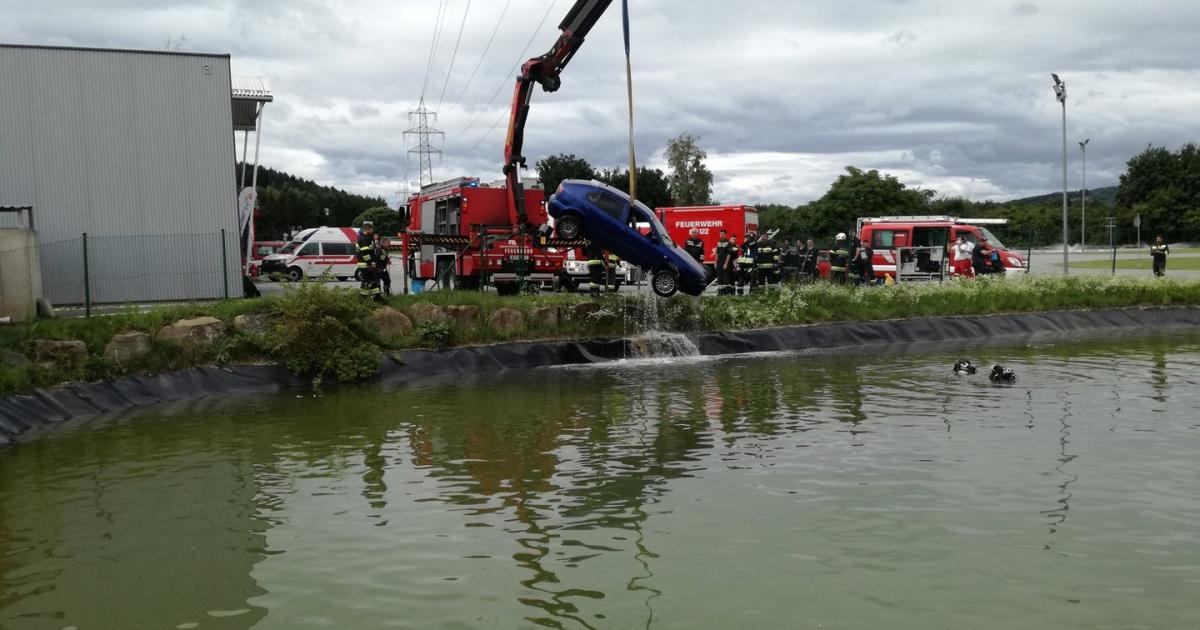 Bei Übungsfahrt mit Auto im Teich gelandet