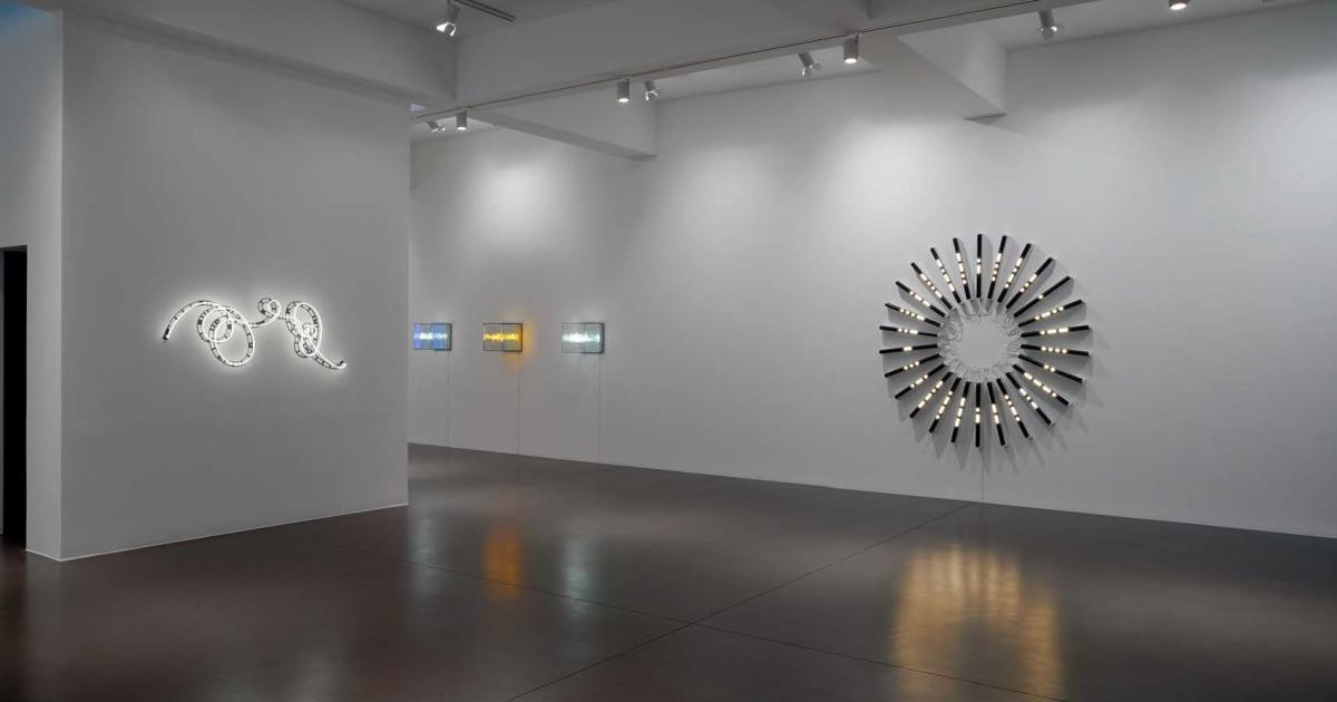 Erhellend Brigitte Kowanz als Bildhauerin wie als Zeichnerin