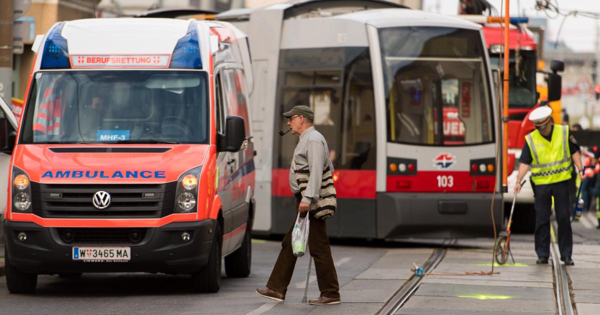 Nächster Straßenbahn-Unfall In Wien: Bagger Kracht In Bim