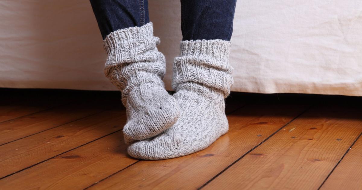 Mädchen kann wegen CovidZehen keine Schuhe mehr tragen