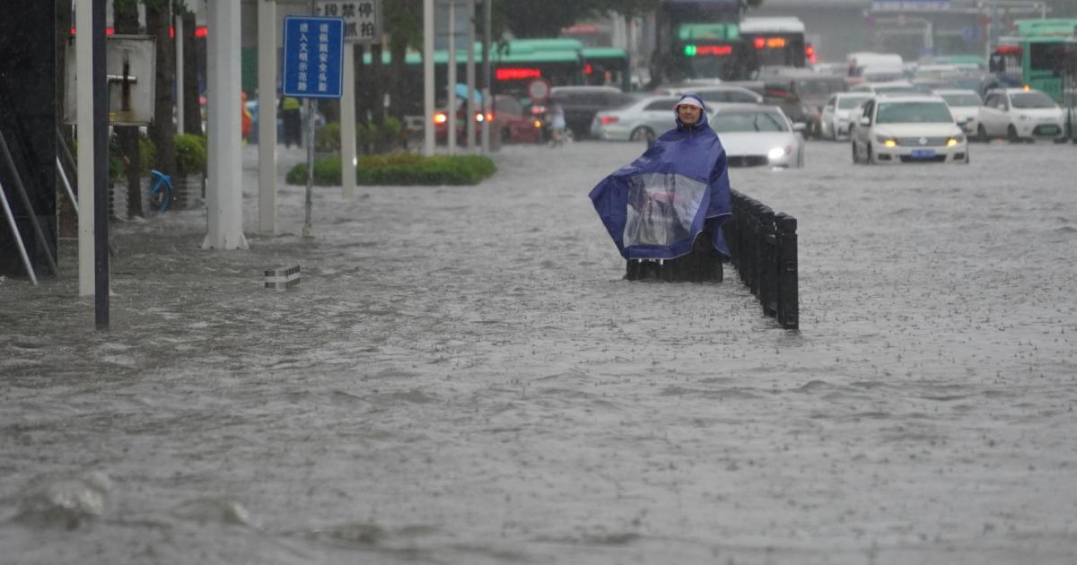 Hochwasser in China - Hunderte Menschen in U-Bahn ...