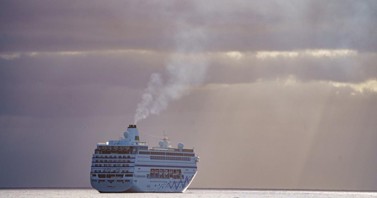 Climate activists prevent a cruise ship from leaving Rostock