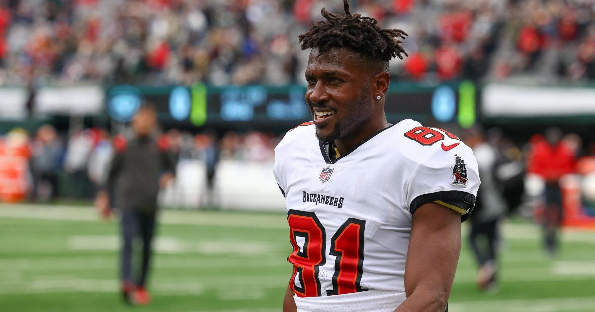 Run off the field half-naked: NFL star Antonio Brown causes a scandal