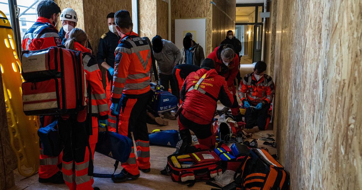 Arbeiter Stürzten Mehrere Meter Tief: Drei Verletzte