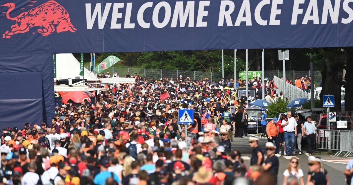 Formel-1-Wochenende-Pole-Position-f-r-Sonnenhut-und-Wasserflasche