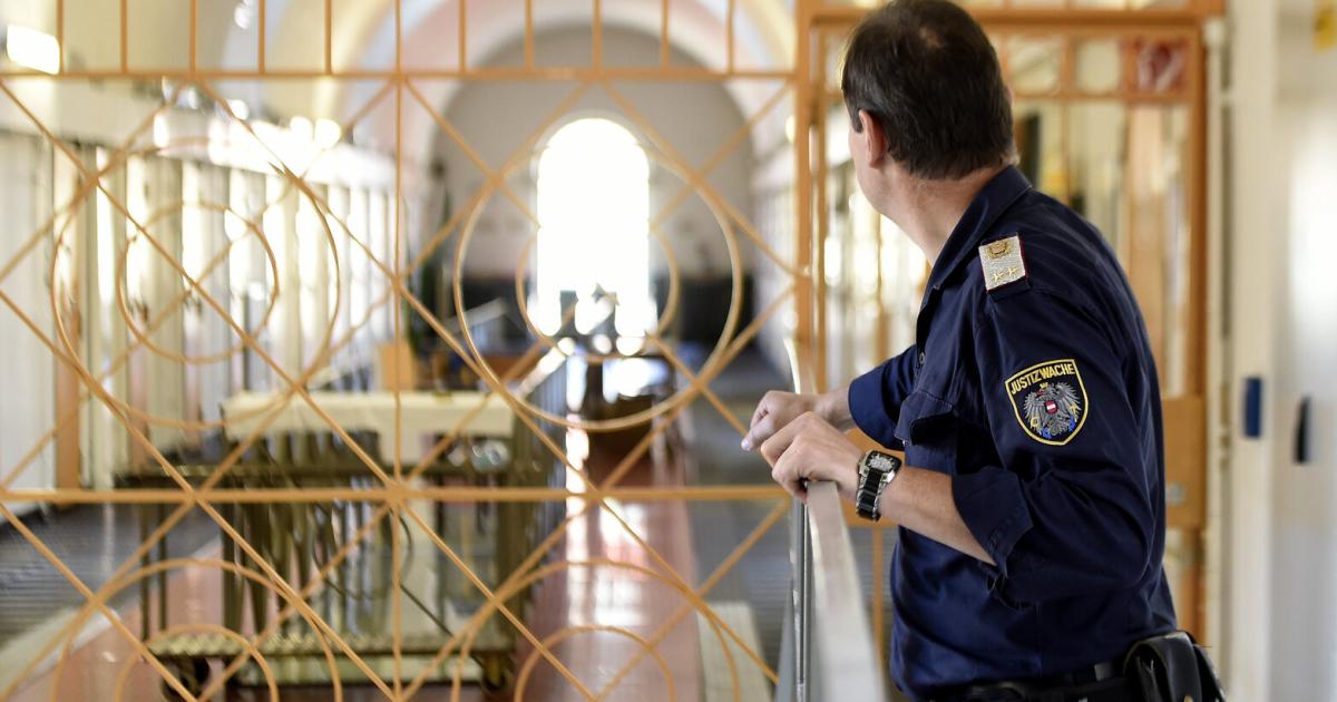 H-fn-in-Not-Justizwache-probt-den-Aufstand