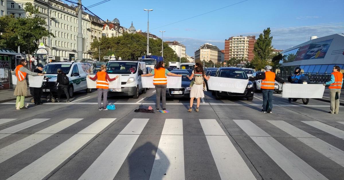 Climate activists blocked the road to Schwedenplatz in Vienna