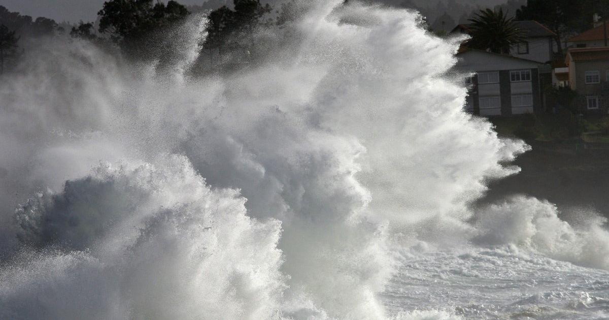 Zwölf Meter hohe Wellen im Atlantik