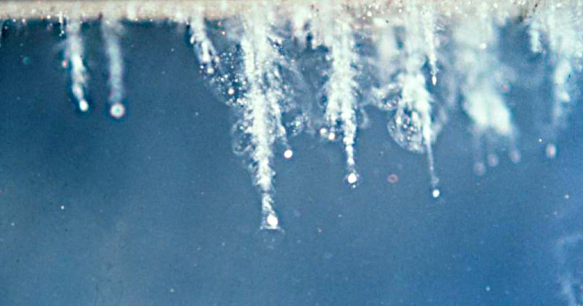 Eisige-K-lte-Vermehrt-Frostsch-den-an-Leitungen-und-Wasserz-hlern