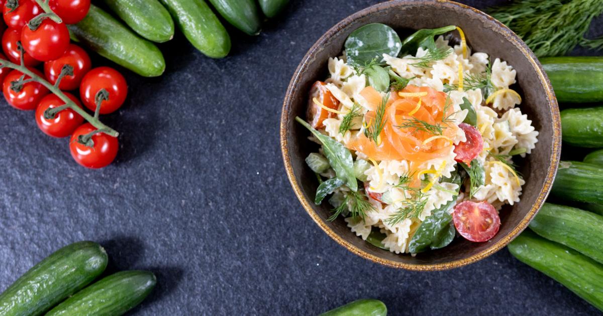 Gartenfrisch aus dem Kochsalon: Cremiger Nudelsalat mit Mini-Gurken und ...