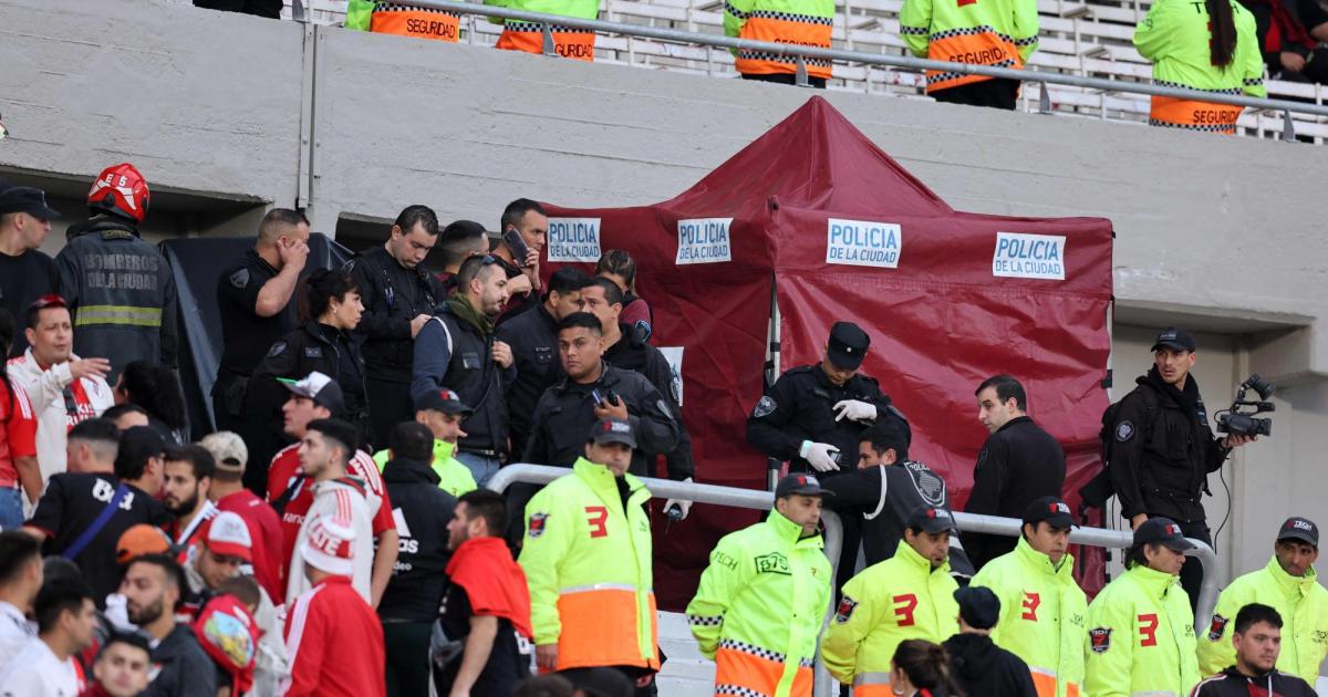 Drama in Argentinien Fan stürzt von Tribüne und stirbt
