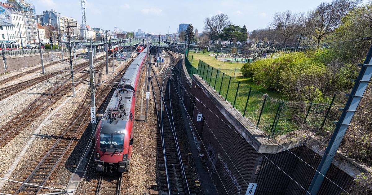 Quick Reaction by Railjet Driver Prevents Collision on Munich-Salzburg Railway Line