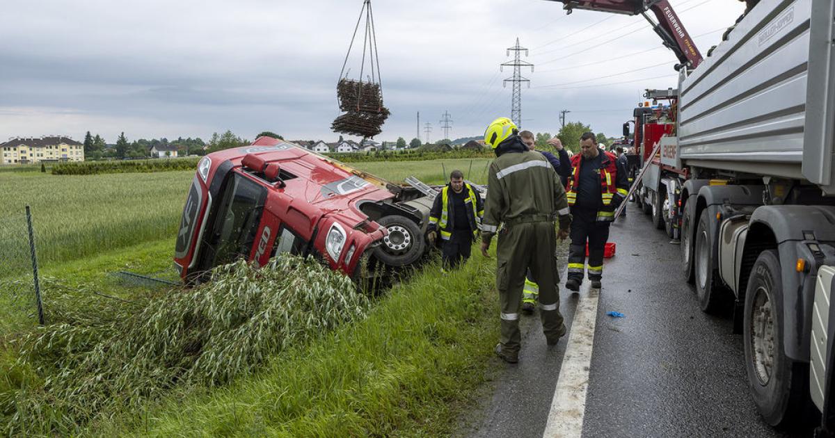 B37 Stundenlang Gesperrt: Lkw Landete Im Graben