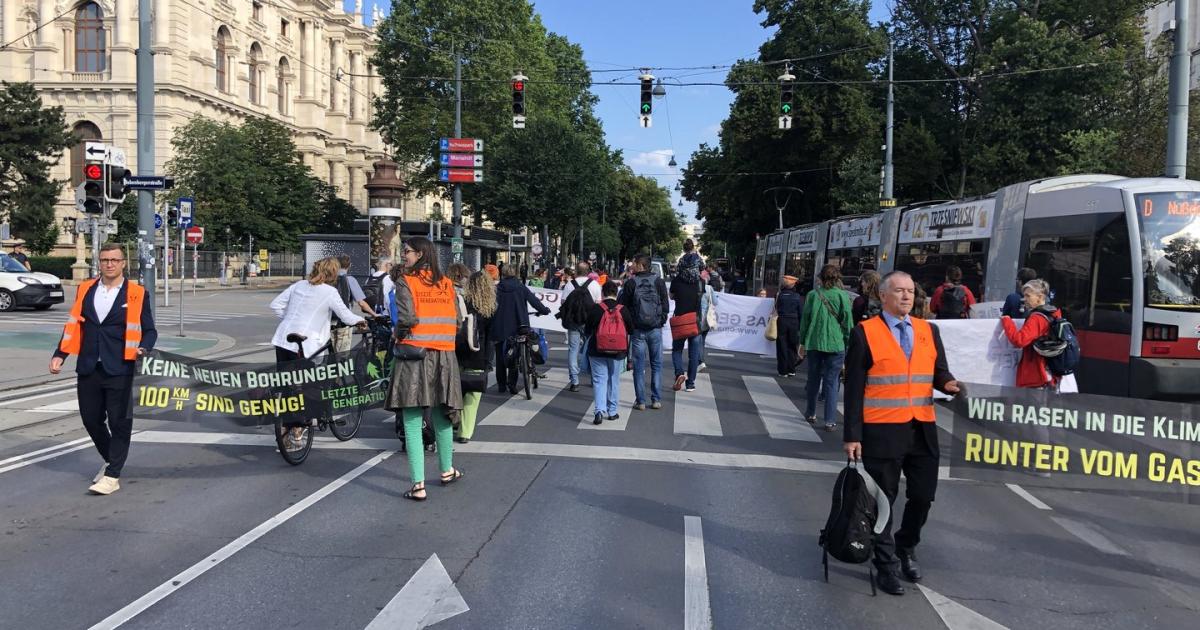 Climate Activists Rally for Climate Targets and Slow Down Morning Traffic in Vienna