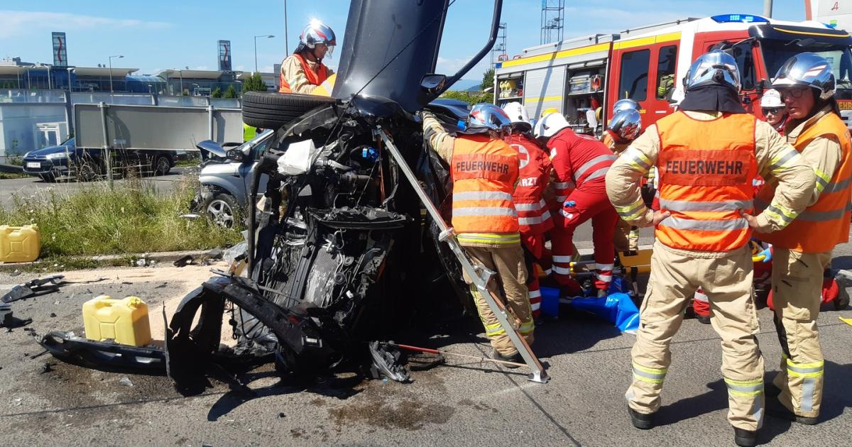 Car Collision on Liebenauer Tangente: One Person Freed, Three Injured