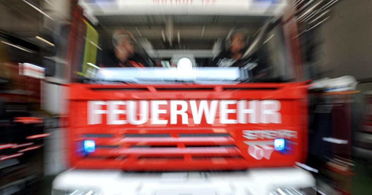 vollbrand-flammen-brachen-in-abgestelltem-auto-aus