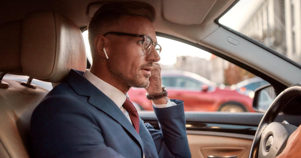 Darf ich beim Autofahren Kopfhörer tragen?