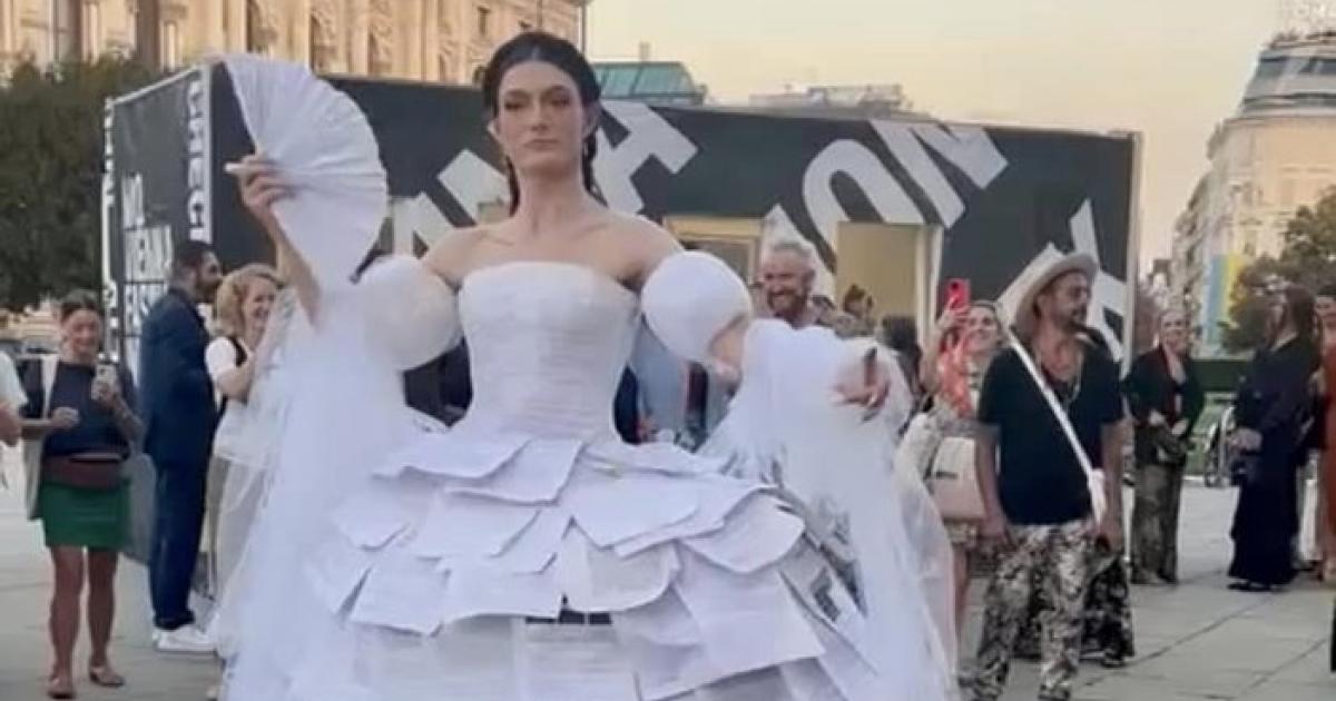 “Protest, Sissy” in a corruption dress at Vienna Fashion Week