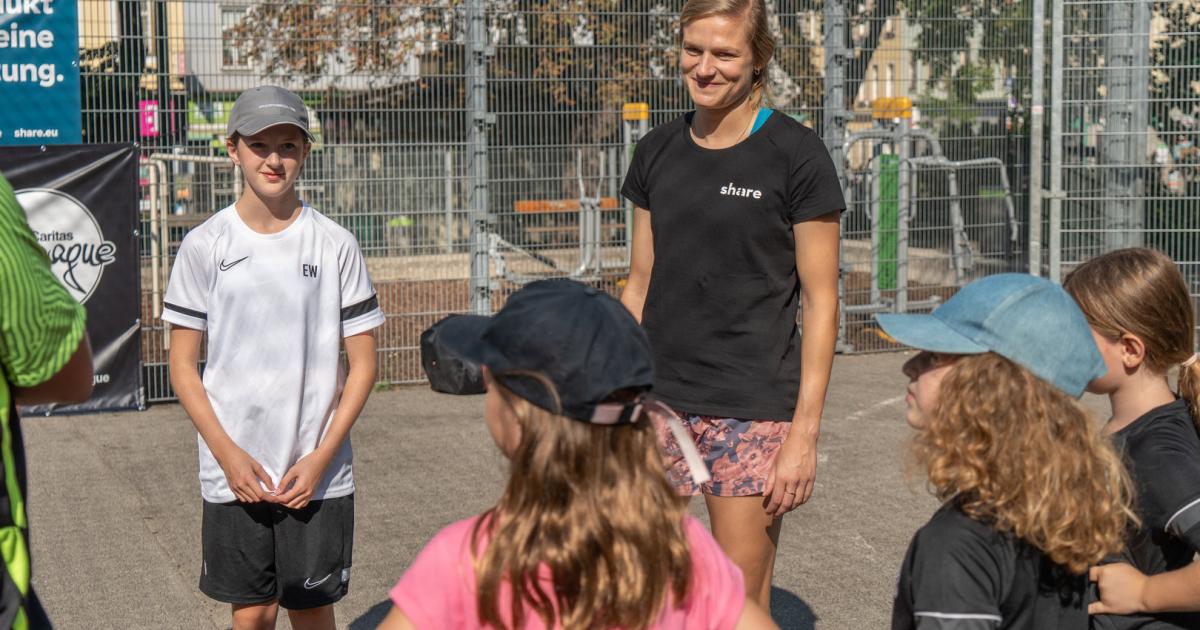 More girls in football cages in Vienna: Karina Feininger helps them
