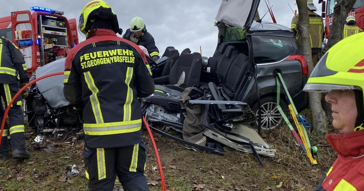 Nach Frontalcrash Auf B1: Vater Und Sohn (7) In Pkw Eingeklemmt