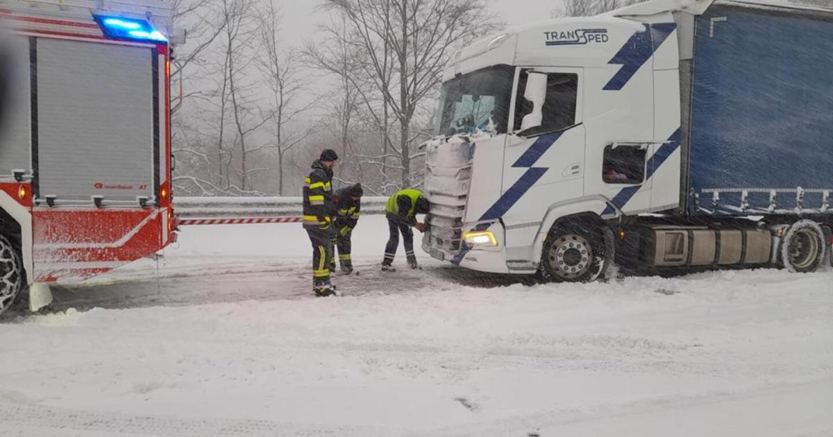 Snowstorm Chaos: Brenner Motorway (A13) Cleared by Asfinag Towing Crews