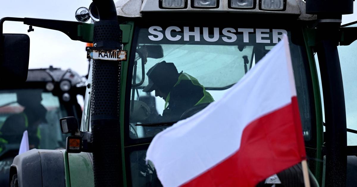 Polish farmers close the border crossing into Germany