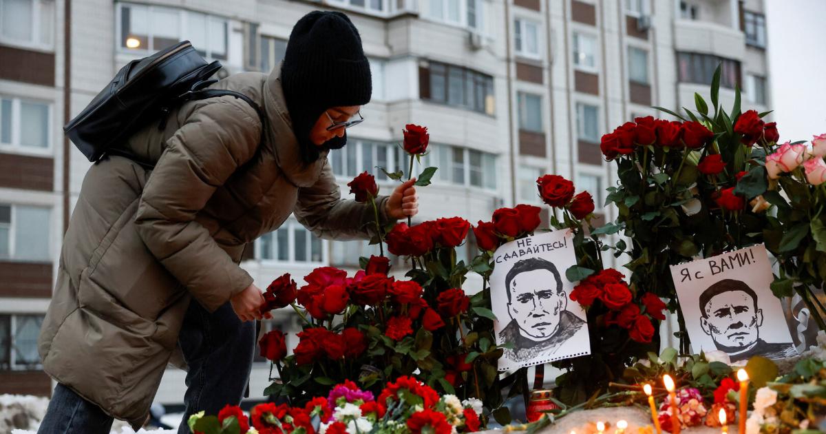 More than 100 arrests made as thousands attend Navalny’s funeral