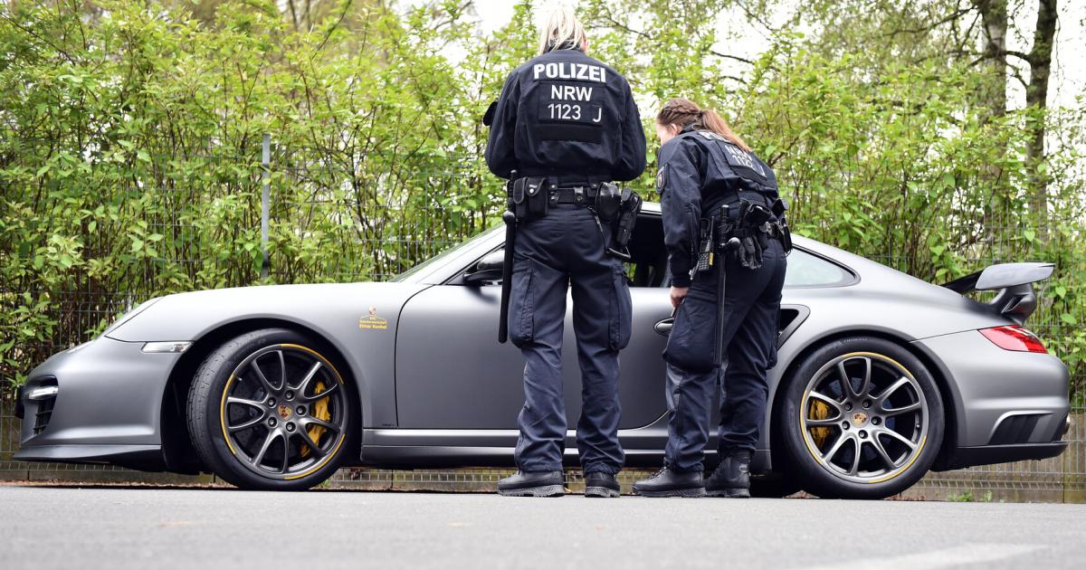 Polizei-l-ste-illegales-Tuning-Treffen-am-Neunkirchner-Spitz-auf