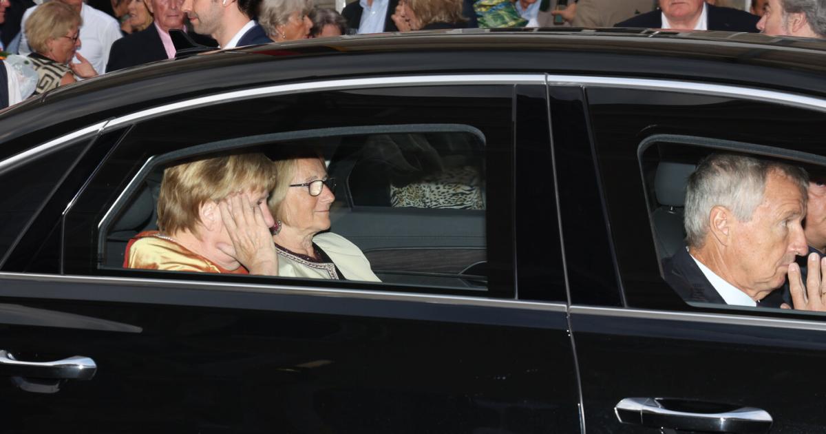 Hide and seek and fashion recycling champion: Angela Merkel in Salzburg