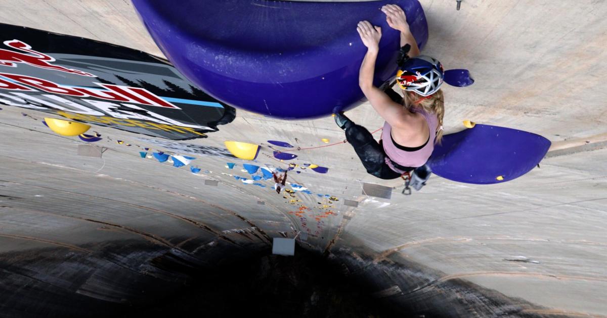 Climbing spectacle in Switzerland on a 220 meter high dam