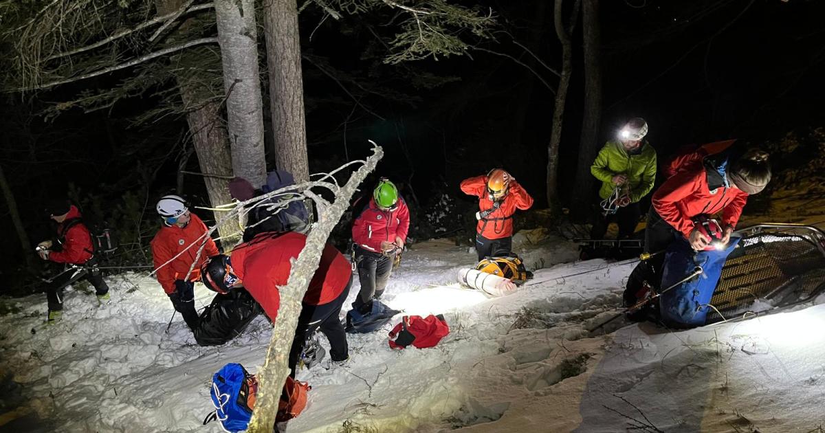 sp-rlich-bekleidete-frau-beim-bergwandern-70-meter-abgest-rzt