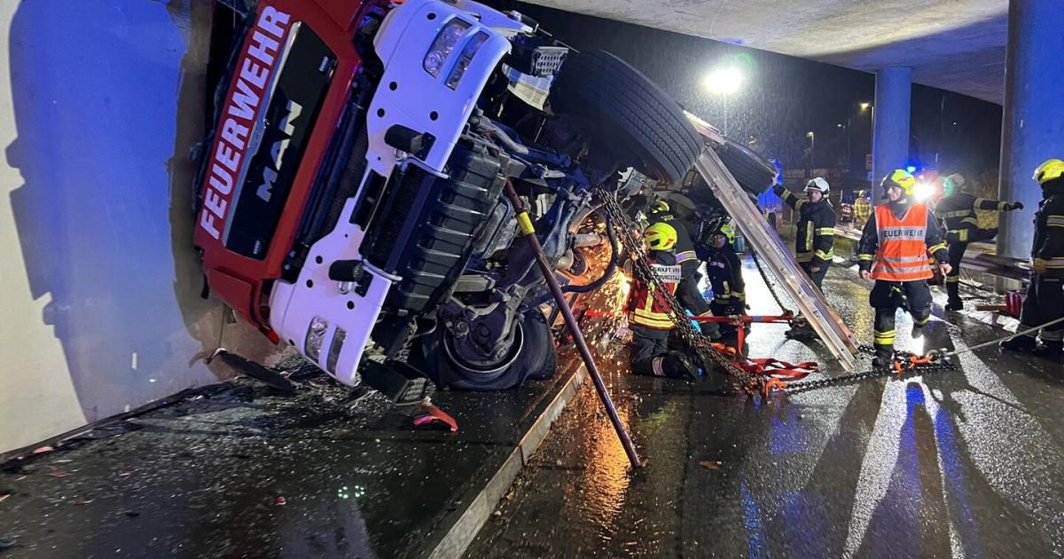 n-drei-feuerwehrleute-bei-ungl-ck-mit-einsatzwagen-verletzt