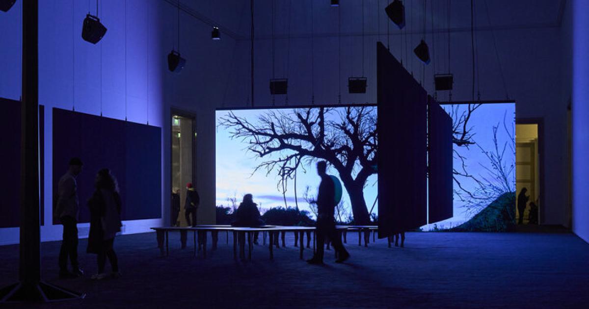 Im-Maschinengemurmel-Philippe-Parrenos-KI-gesteuerte-Kunstausstellung