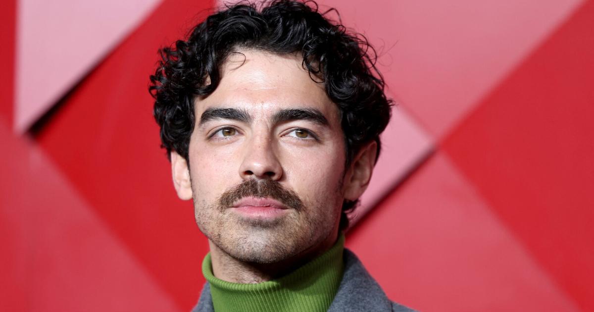 Joe-Jonas-macht-sich-ber-seinen-Jungfr-ulichkeits-Ring-lustig