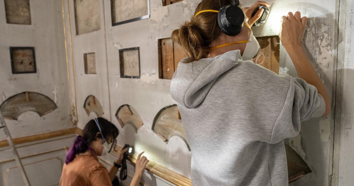 Miniature Cabinet in Schönbrunn is being restored