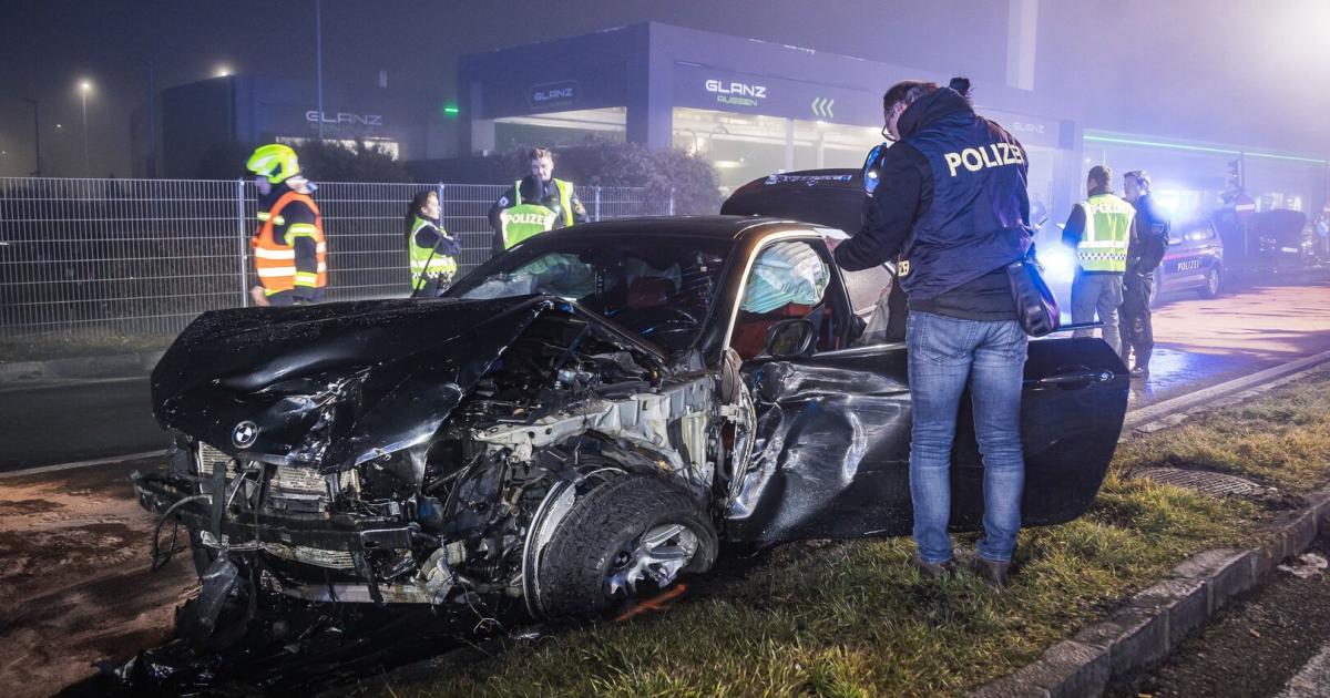 mit-250-km-h-vor-polizei-gefl-chtet-und-in-sperre-gekracht-5-verletzte