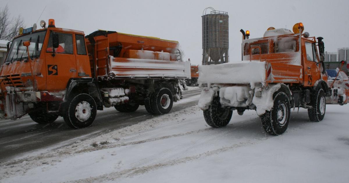 Bezirk-Villach-Arbeiter-in-F-rderschnecke-eines-Streuwagens-gezogen