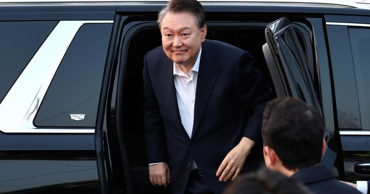 Demped President Yoon leaves the prison with a smile