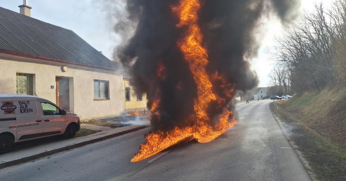 bezirk-mistelbach-traktor-geriet-mitten-im-ortsgebiet-in-vollbrand