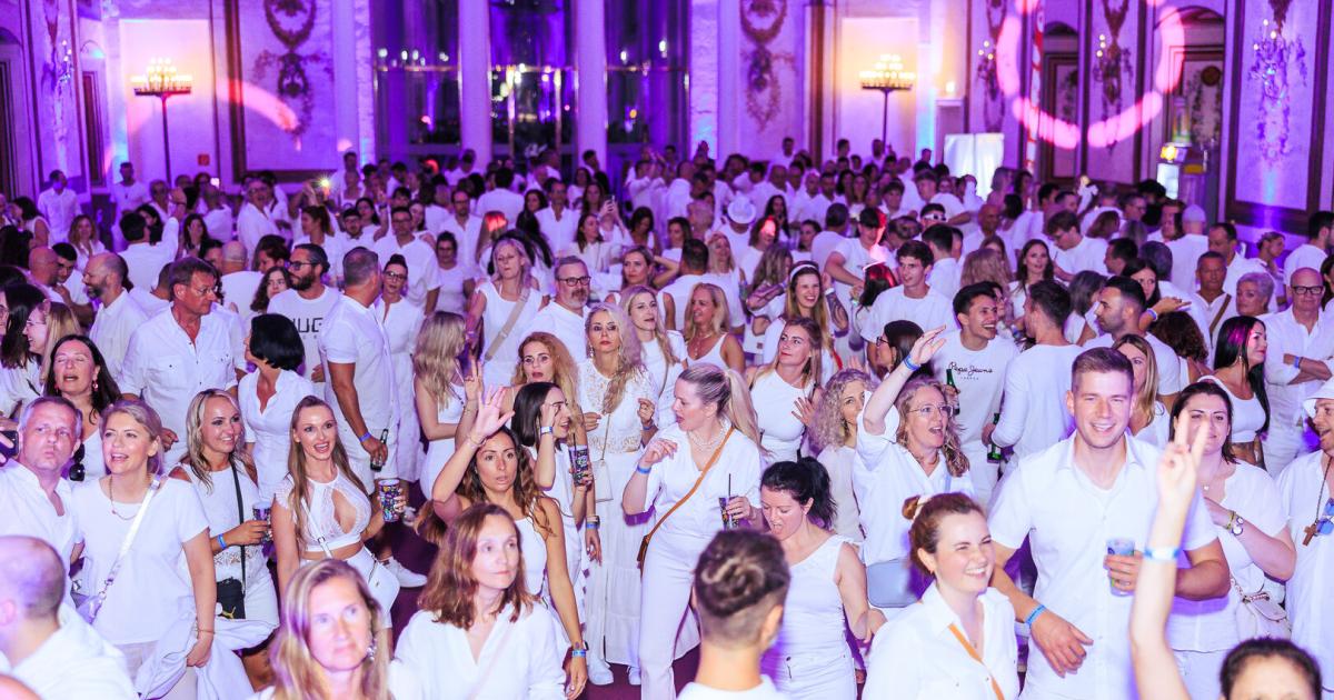 20-000-kamen-zur-Premiere-Eisenstadt-tanzt-wieder-ganz-in-Wei-