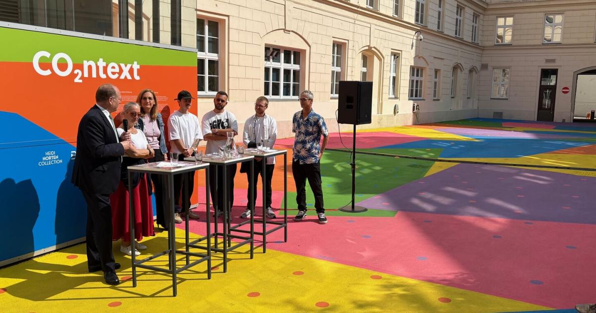 Hanuschhof-in-Wien-Mit-Farbe-die-Hitze-in-der-Stadt-senken