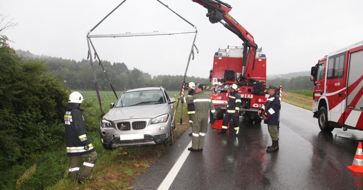 Unfall-bei-Starkregen-Feuerwehr-barg-gehbehinderten-Lenker-75-
