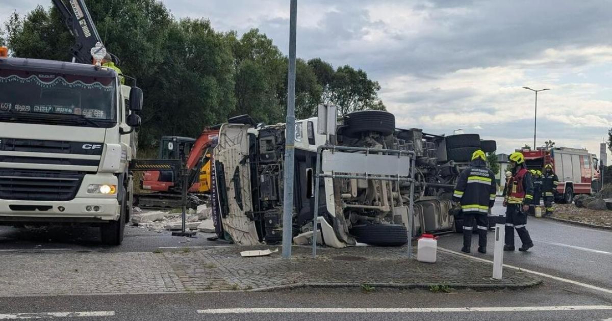 Laster-mit-Container-st-rzte-um-Betonbrocken-blockierten-Kreisverkehr