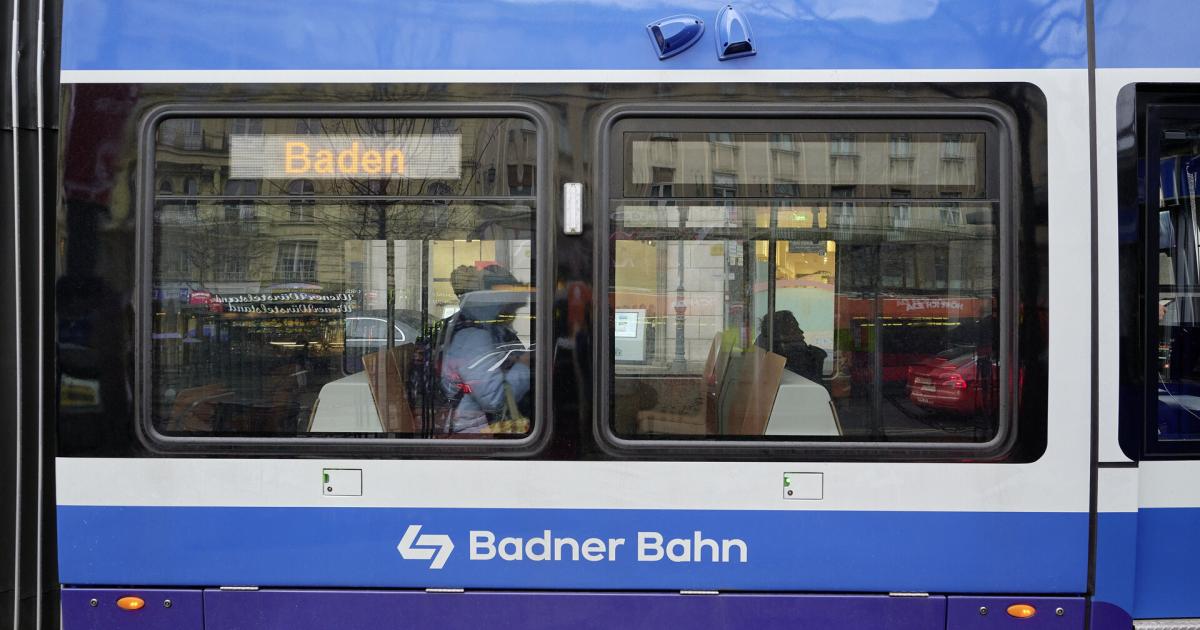 Pkw-stie-in-Baden-mit-Lokalbahn-zusammen