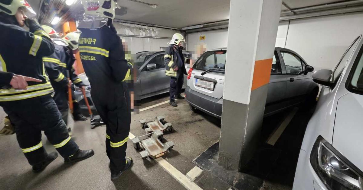 Kurioser-Einsatz-in-St-P-lten-Auto-steckte-in-Tiefgarage-fest