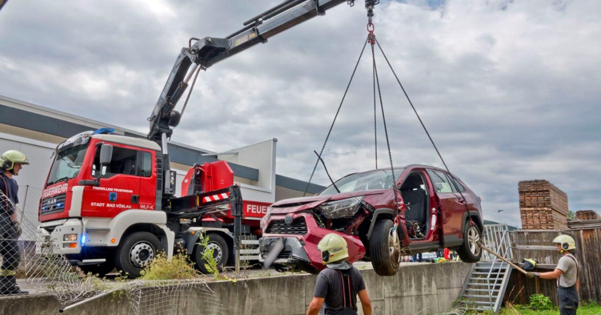 Rettungsaktion-Pensionist-st-rzte-mit-SUV-ber-Mauer-auf-Grundst-ck