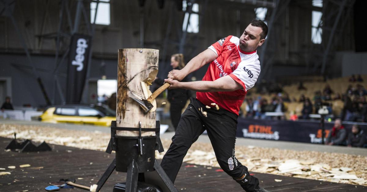 Sportholzf-llen-als-Hobby-Mit-Axt-und-S-ge-gegen-die-Stoppuhr