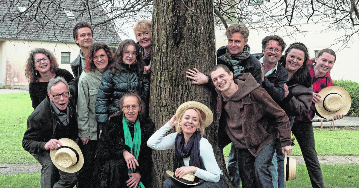 Wilde-Turbulenzen-um-einen-Hut-Sommertheater-auf-Schloss-Wolfpassing