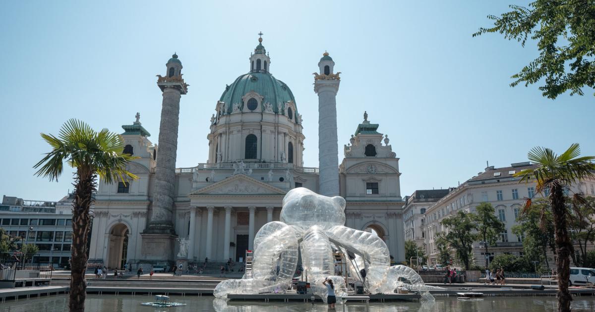 Was-macht-ein-Oktopus-im-Teich-vor-der-Wiener-Karlskirche-